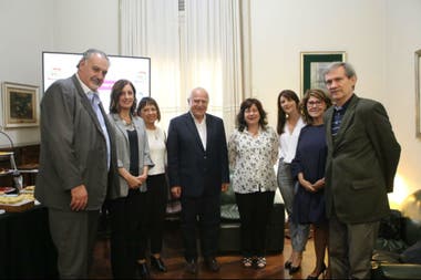 El gobernador de Santa Fe, Miguel Lifschitz, con la investigadora Raquel Chan y científicos y funcionarios